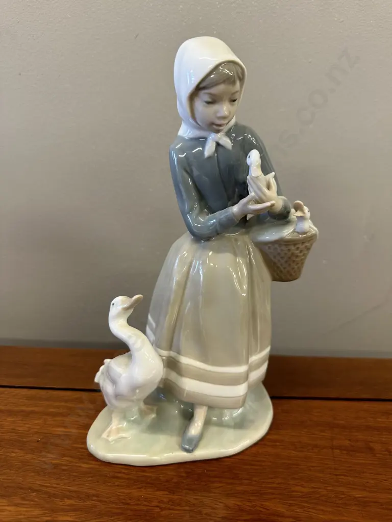 Lladro Shepherdess With Ducks #4568 H23.5cm. Image 1++